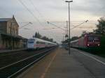 RE 35476 nach Kronach wird in Bad Staffelstein von ICE 1602 nach Dresden planmäßig überholt.